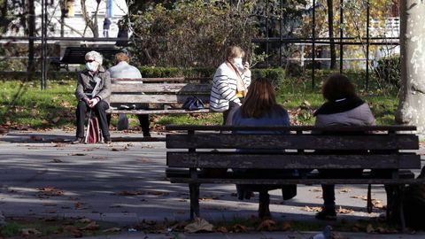 Varias personas en un parque de Sama de Langreo. 