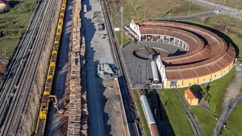 Carga de madera en la explanada ferroviaria del Porto Seco de Monforte