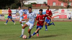 Gonzalo Landeira protegiendo el bal�n de un rival.