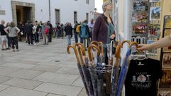 Mayo arranc� con 13 jornadas seguidas sin lluvias y, tras otros tres d�as de tregua que la semana pasada, vuelvieron los paraguas a las calles de Compostela.