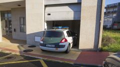 Imagen de archivo de un vehculo de la Guardia Civil accediendo al garaje de los juzgados de Carball