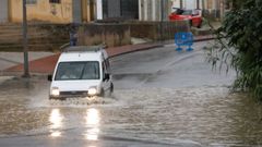 Un coche circula por un camino de Cartagena el viernes.