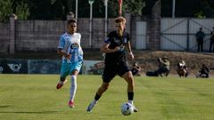 Arnau Comas (derecha) conduce el bal�n ante�Arturo Palma durante el partido entre el D�por y el Lugo.