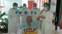 Concha Rodr�guez, con la tarta que le prepararon en la residencia Nuestra Se�ora de la Esperanza