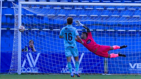 Vidorreta y Marqueta controlan un disparo del Avil�s en el partido de este viernes en el Rom�n Su�rez Puerta