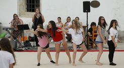 Las alumnas de la escuela Br�o actuaron en las fiestas de San Sadurni�o. 