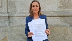 La presidenta local de los populares vigueses muestra el escrito que han presentado