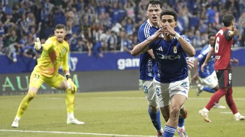El delantero marroquí del Oviedo Ilyas Chaira celebra su gol, segundo del equipo asturiano, durante el partido de vuelta de ascenso a Primera División