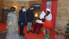 El alcalde visit� a Pap� Noel en la carpa instalada en Armas