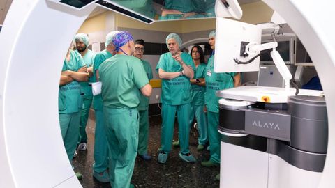 El conselleiro de Sanidade, Antonio G�mez Caama�o, visit� el quir�fano acompa�ado de los jefes de Neurocirurx�a y Traumatolox�a del CHUS, �ngel Prieto y Jos� Ram�n Caeiro