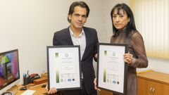 Iv�n Amarelle con Rosa Salgueiro, directora comercial de Isonor en A Coru�a y Ferrol, quien hizo entrega de las certificaciones de calidad ISO