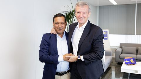 Mohamed Mehdi, delegado en Galicia del pueblo saharaui, con el presidente de la Xunta, Alfonso Rueda.