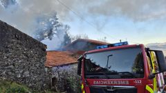 El fuego alcanz� una le�era anexa a la vivienda, lo que prolong� las labores de extinci�n