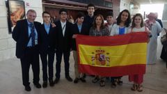 La alumna del IES Aramo de Oviedo Mar�a Luc�a Aparicio Garc�a, con el resto de la delegaci�n espa�ola que acudi� a la olimpiada cient�fica en Qatar