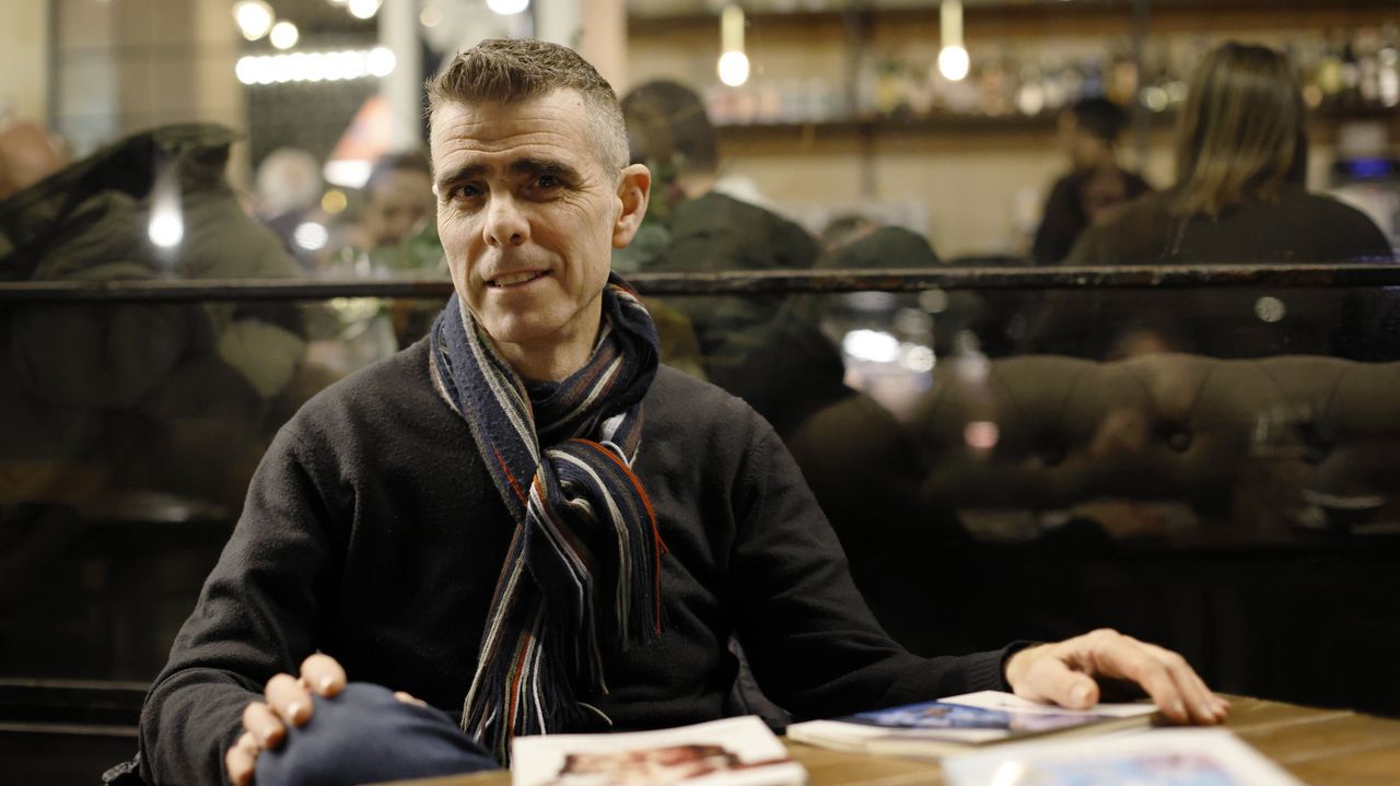 Juan Mariñas, el editor que trabaja como mozo de almacén: «Me vi en el paro divorciado y con dos hijas, hoy hago carga y descarga rodeado de chavales que son héroes invisibles»