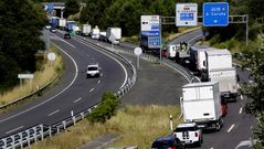 Atascos por un accidente en la rotonda de Sab�n