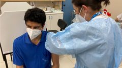 Imagen de la vacunaci�n de sanitarios en Ferrol