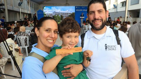 La familia de Jos� Luis Lubi�ns con la llave para su nuevo hogar de Valdecorvos