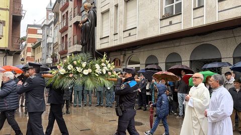 Procesi�n con el patr�n. Como cada 15 de enero, los agentes de la Polic�a Local sacaron en procesi�n la imagen de san Mauro, aunque esta vez, por culpa de la lluvia, el recorrido se limit� a la plaza que hay justo delante de la iglesia. 
