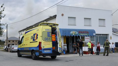Una de las ambulancias que se desplazó el domingo a atender a los brigadistas heridos