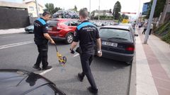 En la imagen, agentes de la Polic�a Local de Nar�n, inspeccionando la zona donde se produjo el accidente esta ma�ana