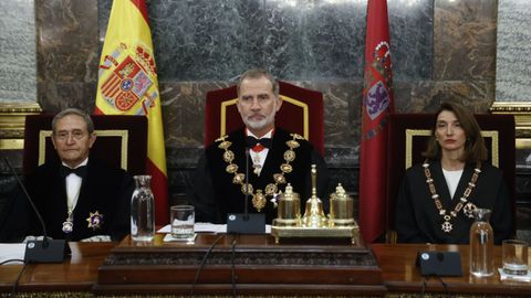 En el centro, el rey Felipe VI junto a Francisco Mar�n Cast�n, presidente del Tribunal Supremo, y Pilar Llop, ministra de Justicia en funciones.
