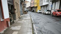 El firme de la calzada est� deteriorado, lo que ya provoc� golpes y ca�das, denuncian 