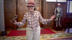 A efusiva se�orita Marple, interpretada pola actriz M�nica Cama�o