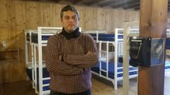 El presidente de Agalber, Miguel �ngel Rodr�guez, en una de las habitaciones comunitarias de su albergue en Fonfr�a.