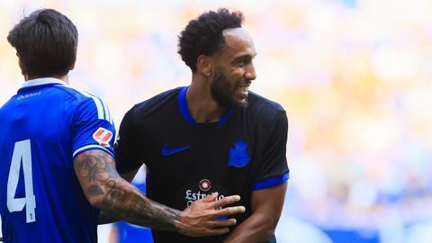 Aubameyang (derecha), cubierto por David Costas, durante el amistoso entre el Oviedo y el Deportivo.