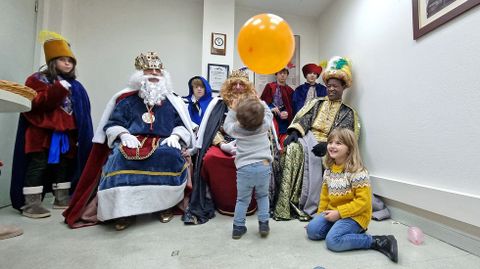 Sus majestades los Reyes Magos de Oriente visitaron la delegacin de La Voz de Galicia en Pontevedra