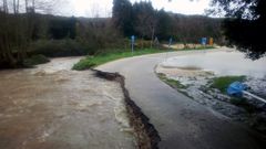 La carretera de la playa de Cuevas del Mar, en Nueva (Llanes), destrozada por las riadas