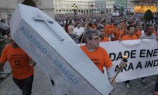 Los trabajadores de la planta coru�esa tienen previsto m�s movilizaciones tras la subasta. 