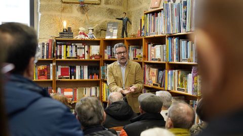 Juanjo �lvarez en la presentaci�n de su obra �C�ndido, a mi pesar�, en la librer�a Escolma de O Carballi�o