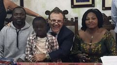 Los padres del nio Adou, junto a su abogado, durante una rueda de prensa ofrecida en junio del 2015 para hablar del caso