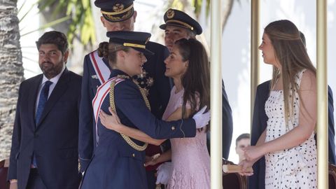 La princesa Leonor y la reina Letizia se abrazan