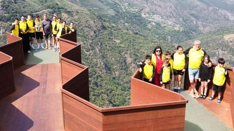 Foto de los escolares del club de atletismo con su entrenador, la alcaldesa y el edil de Deportes.