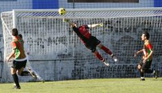 Pajarillo, con la zamarra boirista, saca una mano salvadora. La imagen es de la temporada 2010-2011, en un choque en Barra�a ante el Laracha. 