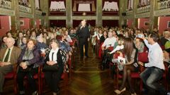 Mouri�o, de pie, cantando en el C�rculo das Artes en un festival celebrado en el 2012 a beneficio de Ancianos del mundo