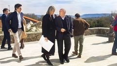 La conselleira de Pol�tica Social y el alcalde de Pant�n, en el acto de presentaci�n del proyecto de la residencia de mayores que quiere construir en Ferreira la Fundaci�n San Rosendo 