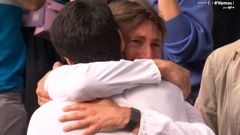 Abrazo entre Alcaraz y Ferrero al final del partido