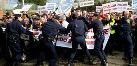 En foto de archivo, una manifestaci�n vecinal frente a la Brilat en Figueirido para protestar por la ampliaci�n del per�metro de seguridad.