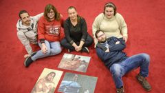 El actor Ademar Silvoso -izquierda- y el fot�grafo Berto Medrano junto a tres de las protagonistas de la exposici�n, ayer en Cambados
