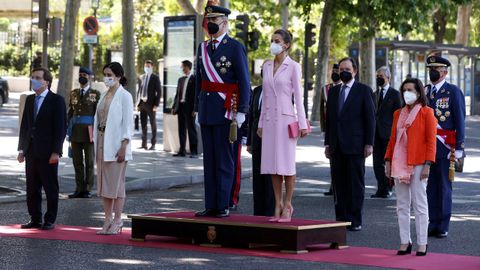  El rey Felipe VI y la reina Letizia, junto a la presidenta en funciones de la Comunidad de Madrid, Isabel D�az Ayuso (2i), el alcalde de Madrid, Jos� Luis Mart�nez-Almeida (i) y la ministra de Defensa, Margarita Robles (d) durante la celebraci�n del D�a de las Fuerzas Armadas en la Plaza de la Lealtad de Madrid este s�bado.