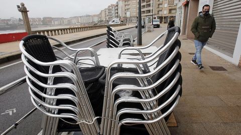 Hosteleria cerrada en el paseo de Silgar, en Sanxenxo