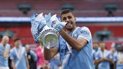 Rodri Hern�ndez levantando el trofeo de la FA Cup ganado la temporada pasada con el Manchester City