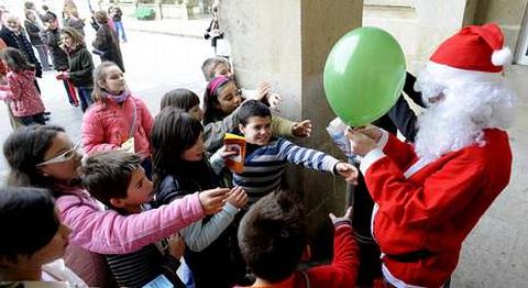 La visita de Papa N�el y su recorrido por la zona no falta cada Navidad para disfrute de los ni�os.