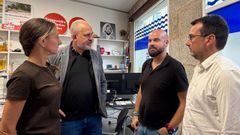 Los representantes del PSOE de Pontevedra, con el presidente de la FANPA, Roxelio Carballo