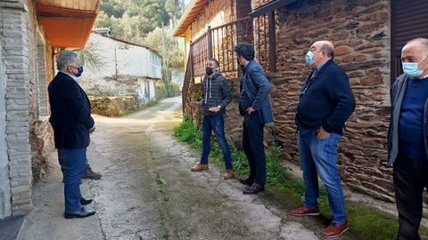 El alcalde de Quiroga y el delegado territorial de la Xunta visitaron la aldea de Os Novais, donde se llevar a cabo la intervencin