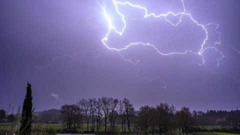 UN RAYO EN UNA TORMENTA EN MONFORTE EN MARZO DEL 2020